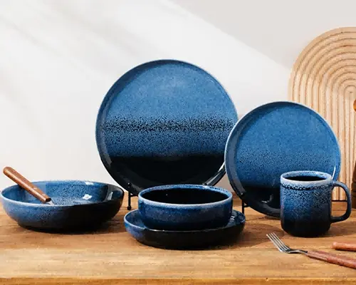 この小さな空間では、時間の優しさがぼやけています