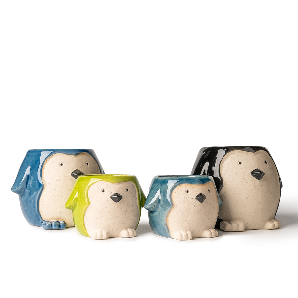 ペンギン型の陶製キャンドルホルダー：愛らしくて心地よい光と影のアート