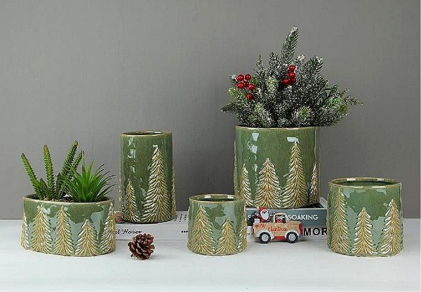 ニュース見出し: クリスマスの飾り付けを優しい雰囲気にしたい?このセラミックエンボスパイン花瓶はあなたの新しいお気に入りになりませんか?