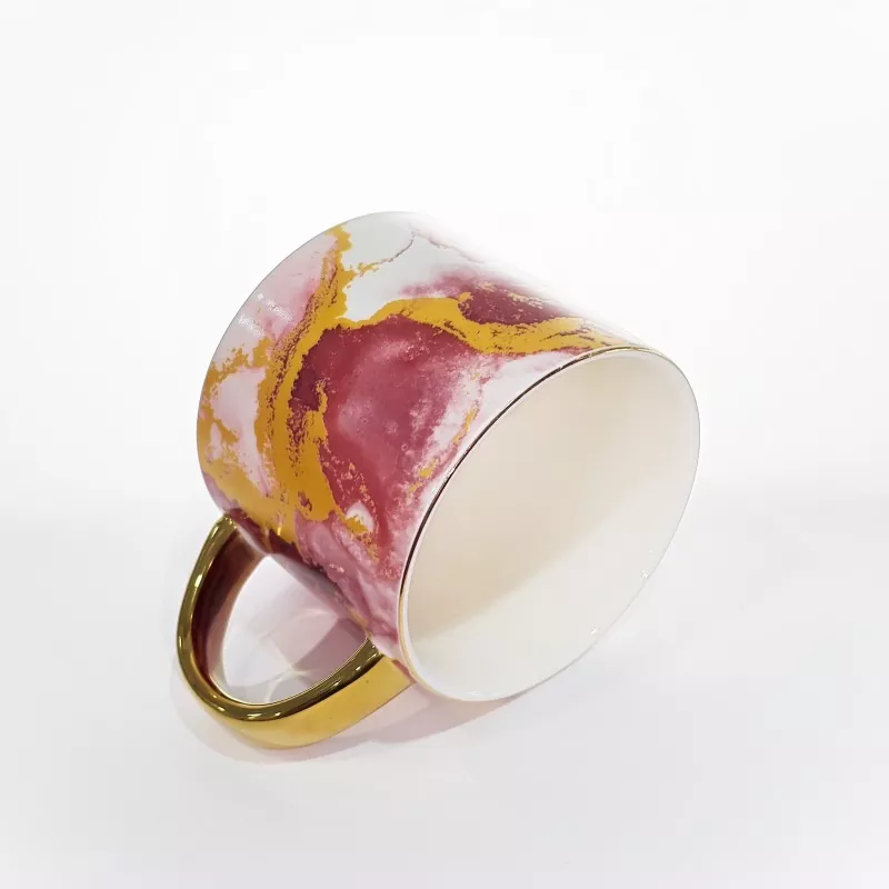 エレガントな大理石模様のセラミックマグ